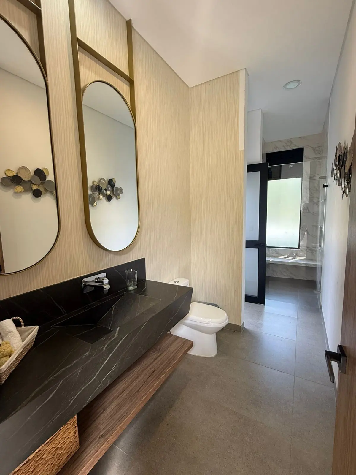 Baño con doble espejo y mueble en piedra