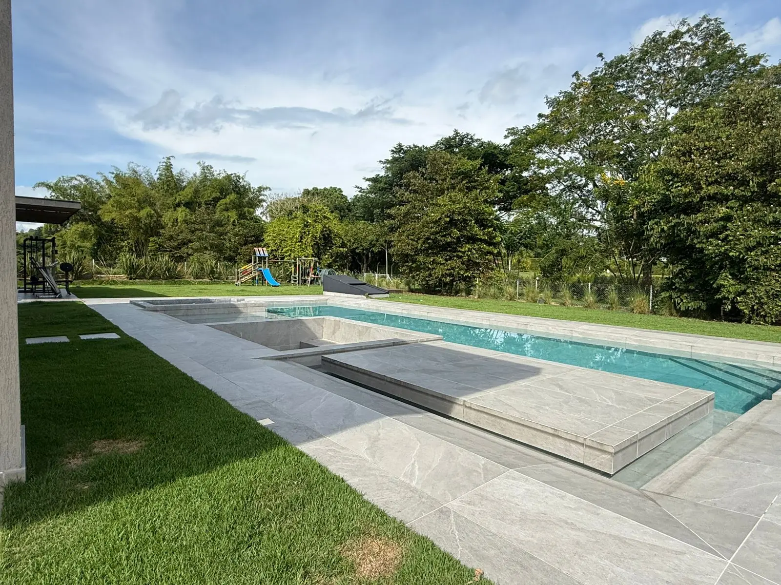 Piscina y jardín con árboles nativos