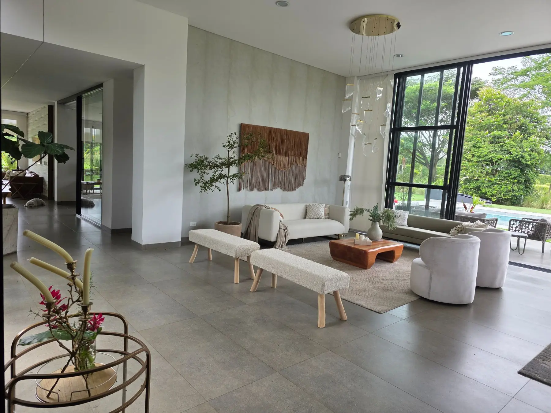 Salón con vista a la piscina a través de la ventanería